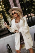Kardigan z ozdobną broszką — Beżowy