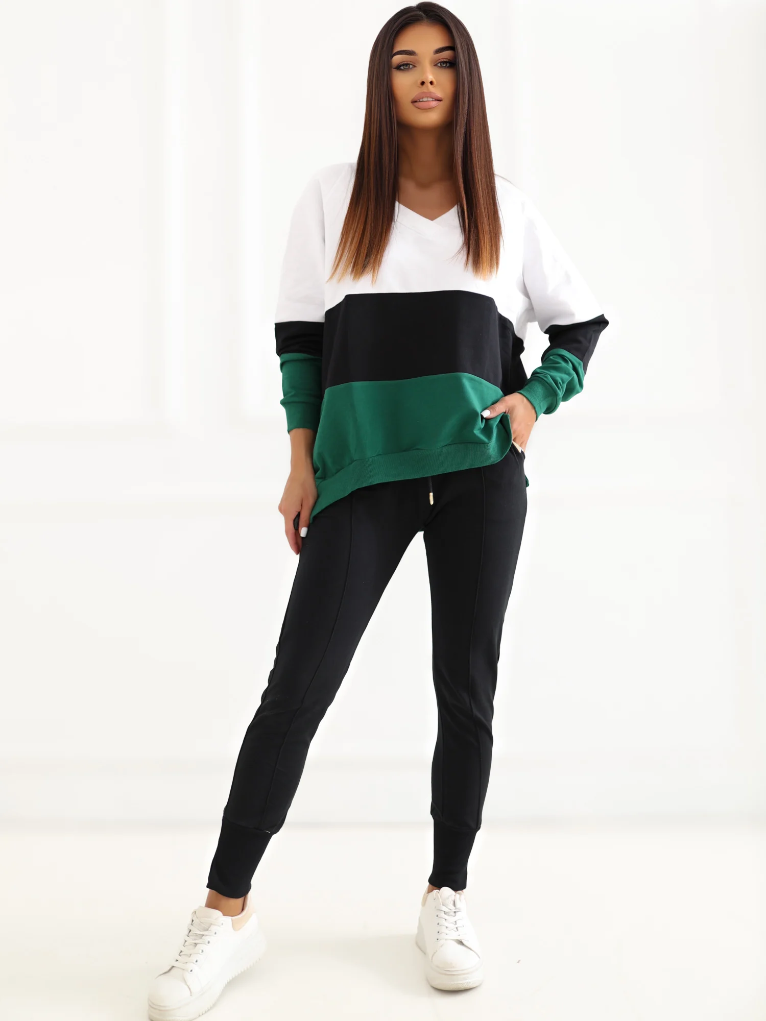 Bluza Lotta z dekoltem V — Ciemny zielony Bluza Lotta z dekoltem V — Ciemny zielony