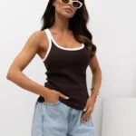 Prążkowany tank top z okrągłym dekoltem — Ciemny brąz